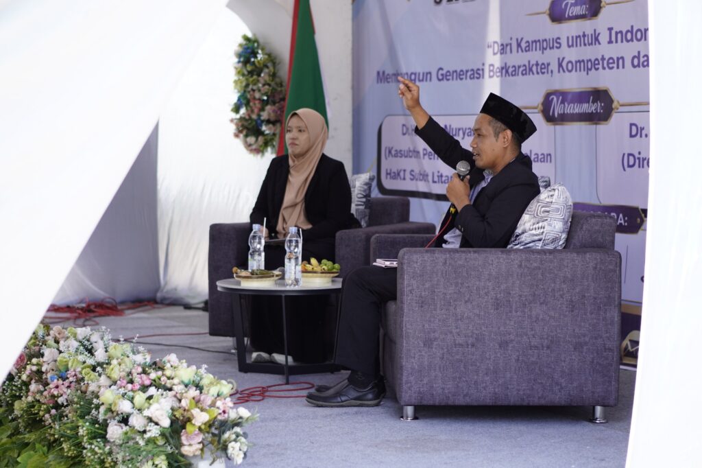 Sekolah Tinggi Agama Islam (STAI) Ma’arif Kendal Ngawi menggelar kuliah umum (Studium Generale) untuk menyambut Tahun Akademik 2026/2027 pada Minggu, 13 September 2026. Acara yang berlangsung mulai pukul 07.30 hingga 12.00 WIB ini menghadirkan Direktur Pascasarjana Universitas Islam Balitar (UNISBA) Blitar, Dr. Winarto, M.Pd.I, sebagai narasumber utama.
Mengusung tema “Dari Kampus untuk Indonesia: Membangun Generasi Berkarakter, Kompeten, dan Adaptif di Era Perubahan”, kegiatan ini diikuti oleh ratusan mahasiswa, civitas akademika, serta pimpinan STAI Ma’arif Kendal Ngawi.

Dalam paparan materinya, Dr. Winarto menekankan pentingnya peran perguruan tinggi dalam mencetak sumber daya manusia yang tidak hanya unggul secara akademis, tetapi juga memiliki ketahanan moral dan daya saing global. Menurutnya, era perubahan yang begitu cepat menuntut mahasiswa untuk terus beradaptasi tanpa mengesampingkan nilai-nilai karakter bangsa.
"Perguruan tinggi harus menjadi kawah candradimuka yang melahirkan generasi cerdas berkarakter. Kompetensi teknis itu penting, namun adaptabilitas dan integritas moral adalah fondasi utama agar mahasiswa mampu memberi kontribusi nyata bagi Indonesia," ujar Dr. Winarto di hadapan para peserta.

Poin-poin utama yang disampaian dalam kuliah umum tersebut meliputi: Pentingnya Penguatan Karakter: Menjadikan nilai-nilai keislaman dan kebangsaan sebagai pijakan dalam menghadapi arus modernisasi. Pengembangan Kompetensi Multidisiplin: Mendorong mahasiswa untuk menguasai berbagai keahlian pendukung di luar bidang utama. Sikap Adaptif dan Inovatif: Menyiapkan lulusan agar tanggap terhadap dinamika teknologi dan tantangan zaman.

Acara yang berlangsung interaktif ini diakhiri dengan sesi diskusi, tanya jawab, serta penyerahan cinderamata dari pihak STAI Ma’arif Kendal Ngawi kepada narasumber. Diharapkan kegiatan ini dapat memotivasi para mahasiswa baru maupun tingkat akhir dalam memulai masa perkuliahan Tahun Akademik 2026/2027 dengan semangat baru.